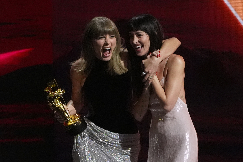Dakota Johnson, right, with Taylor Swift, the recipient of the MTV VMA Artist Director Honors during the MTV Video Music Awards on Sunday, Sept. 27, 2026, at the Peacock Theater in Los Angeles. (AP Photo/Chris Pizzello)