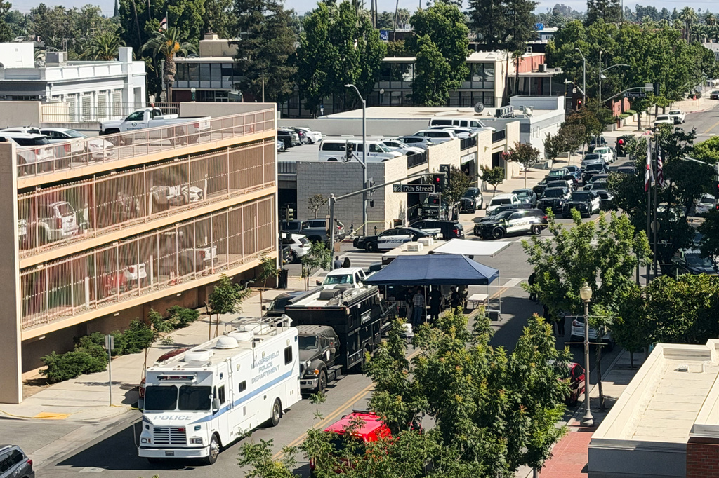 An overhead view shows the scene of a standoff after a man barricaded himself inside a bank on Tuesday, June 2, 2026 in Bakersfield, Calif. (Jacob, Dad’s Gone Live via AP)