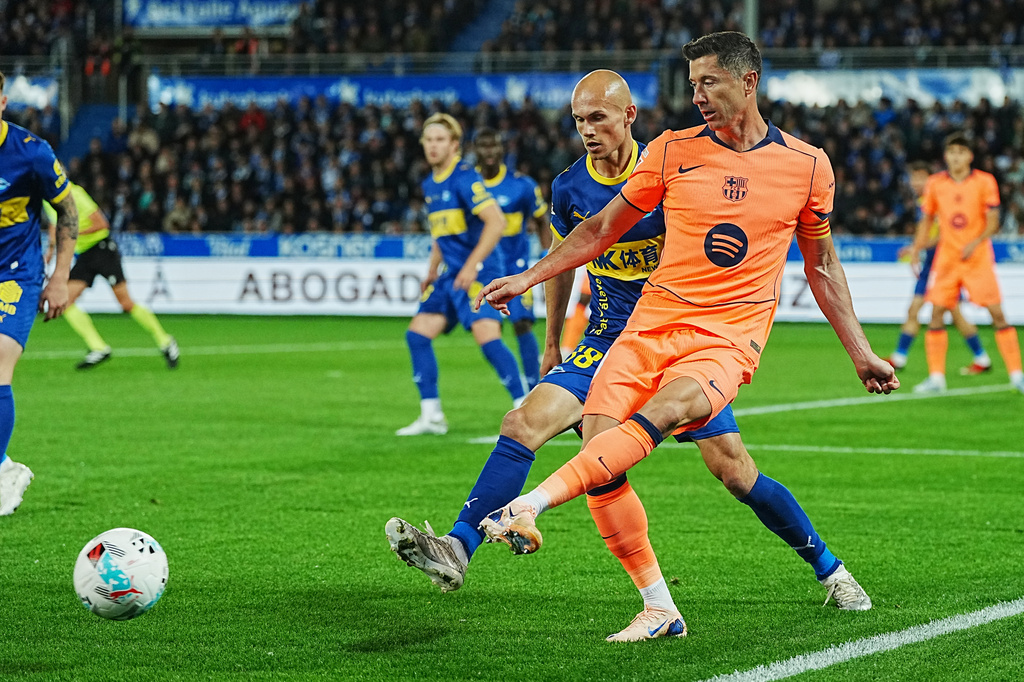 Barcelona's Robert Lewandowski, front, and Alaves' Jon Guridi challenge for the ball during the Spanish La Liga soccer match between Alaves and Barcelona in Vitoria-Gasteiz, Spain, Wednesday, May 13, 2026. (AP Photo/Miguel Oses)