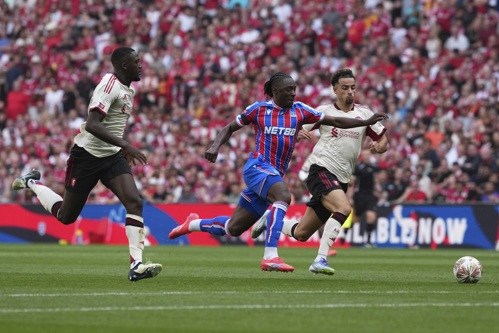Crystal Palace's Eberechi Eze in action between Crystal Palace's Nathaniel Clyne, left, and Maxence Lacroix during the FA Community Shield final soccer match between Liverpool and Crystal Palace at Wembley Stadium in London,Sunday, Aug. 10, 2025. (AP Photo/Dave Shopland)