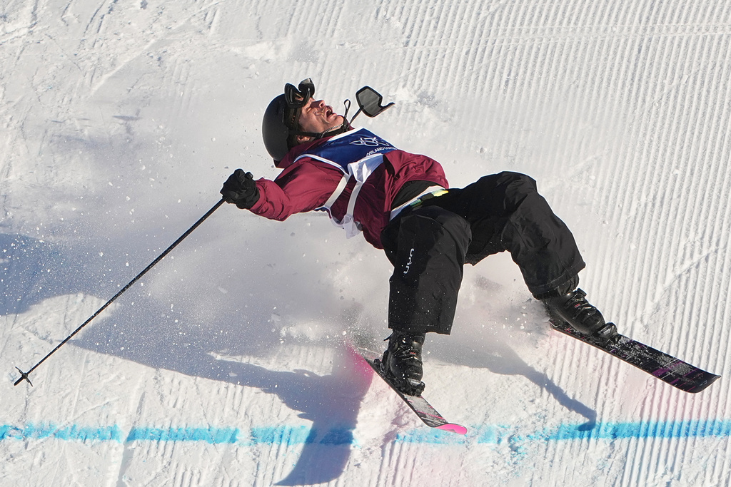 Austria's Julius Forer crashes during men's freestyle skiing slopestyle qualifications at the 2026 Winter Olympics, in Livigno, Italy, Saturday, Feb. 7, 2026. (AP Photo/Lindsey Wasson)