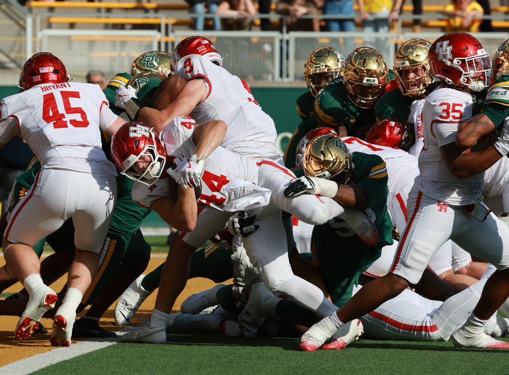 Houston running back Dean Connors scores the game winning touchdown against Baylor in the second half of an college football game, Saturday, Nov. 29, 2025, in Waco, Texas. (Rod Aydelotte/Waco Tribune-Herald via AP)