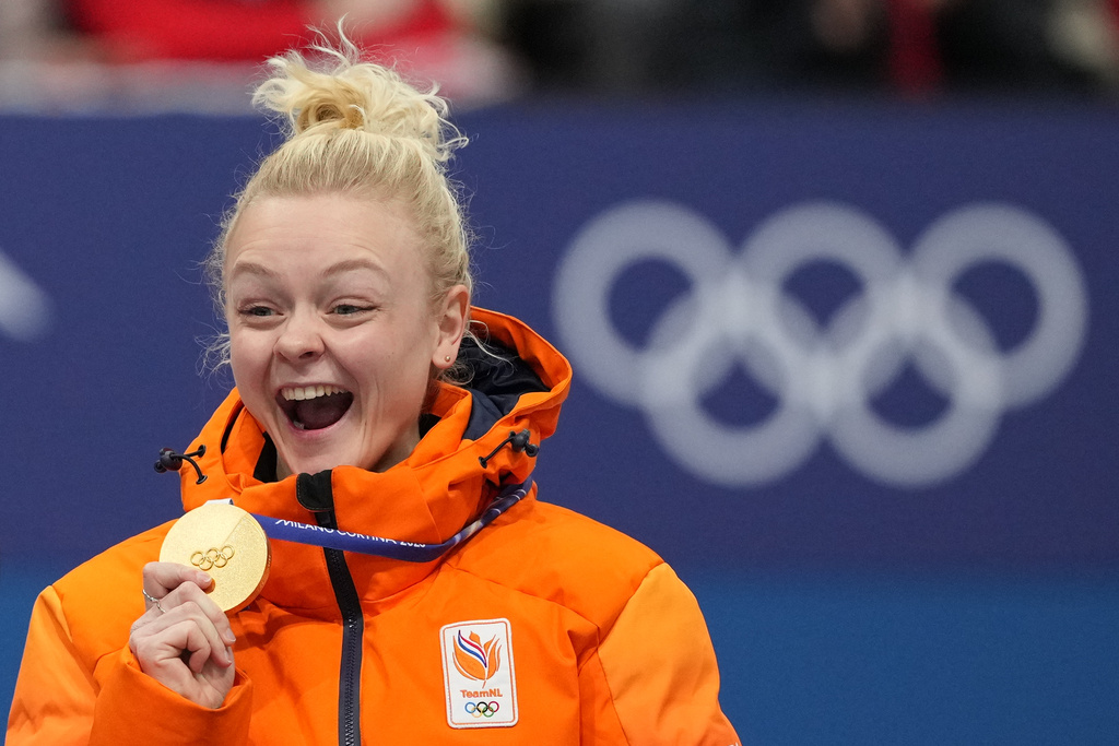 Gold medalist Xandra Velzeboer of the Netherlands celebrates after receiving her medal after the short track speed skating women's 1000m at the 2026 Winter Olympics, in Milan, Italy, Monday, Feb. 16, 2026. (AP Photo/Francisco Seco)