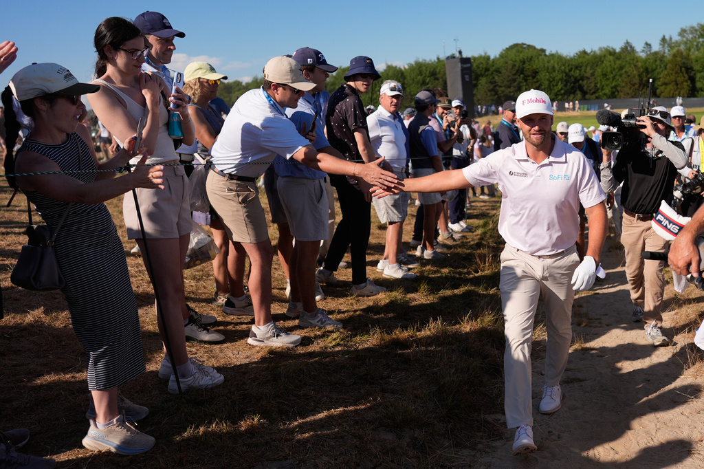 Wyndham Clark greets fans during the final round of the U.S. Open golf tournament at Shinnecock Hills Golf Club in Southampton, N.Y., Sunday, June 21, 2026. (AP Photo/George Walker IV)