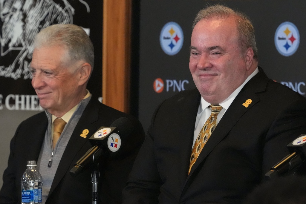Mike McCarthy, right, meets with reporters after being introduced as the new head coach of the Pittsburgh Steelers by team owner Art Rooney II, left, in Pittsburgh Tuesday, Jan. 27, 2026. (AP Photo/Gene J. Puskar)