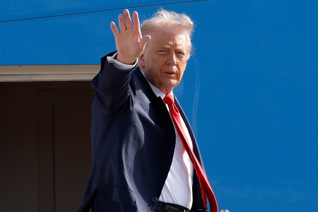 President Donald Trump waves from the stairs of Air Force One as he boards upon his arrival at Joint Base Andrews, Md., Friday, Oct. 31, 2025, en route to his Mar-a-Lago estate in Palm Beach, Fla. (AP Photo/Luis M. Alvarez)