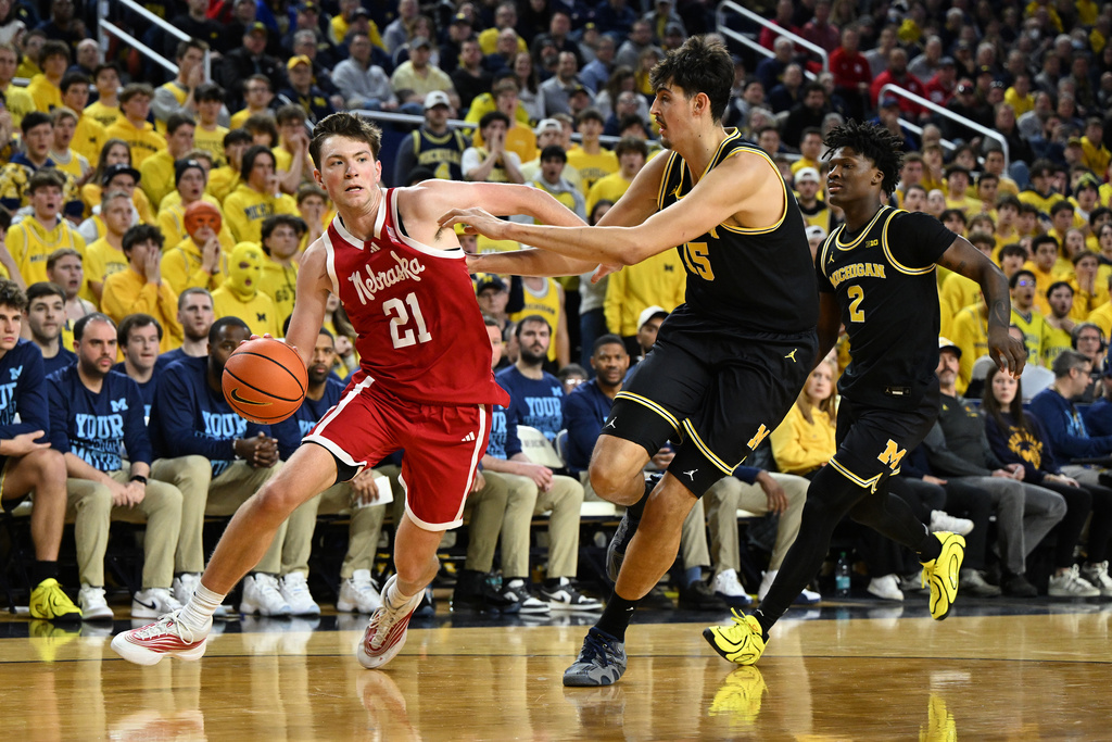 Nebraska forward Pryce Sandfort (21) tries to drive the baseline against Michigan center Aday Mara (15) in the first half of an NCAA college basketball game in Ann Arbor, Mich., Tuesday, Jan. 27, 2026. (AP Photo/Lon Horwedel)