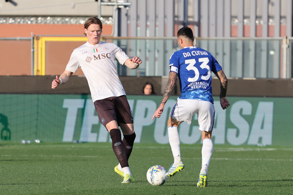 Napoli's Scott McTominay, left, and Como's Lucas Da Cunha battle for the ball during the Italian Serie A soccer match between Como and Napoli in Como, Italy, Saturday, May 2, 2026. (Antonio Saiai/LaPresse via AP)