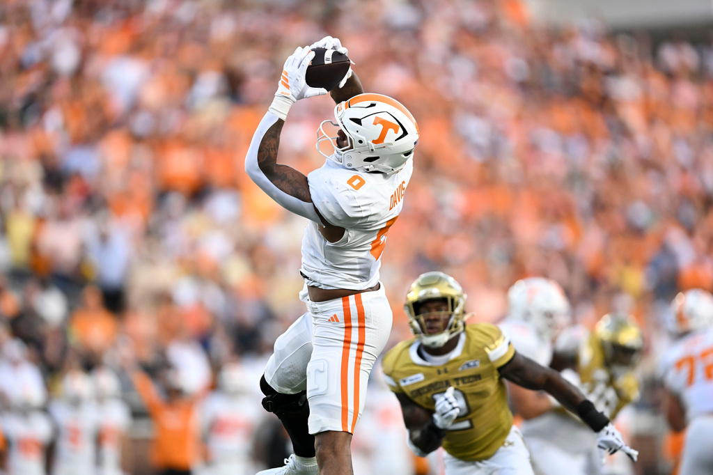 Tennessee Volunteers tight end Ethan Davis (0) catches a pass and scores against the Georgia Tech Yellow Jackets during the first half of an NCAA college football game against, Saturday, Sept. 12, 2026, in Atlanta. (AP Photo/Daniel Varnado)