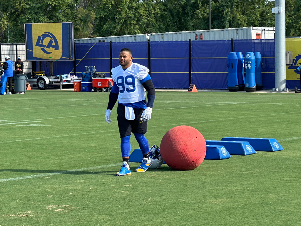 Aaron Donald takes the field for practice at the Los Angeles Rams' training complex in Los Angeles, Sunday, Aug. 30, 2026. (AP Photo/Greg Beacham)
