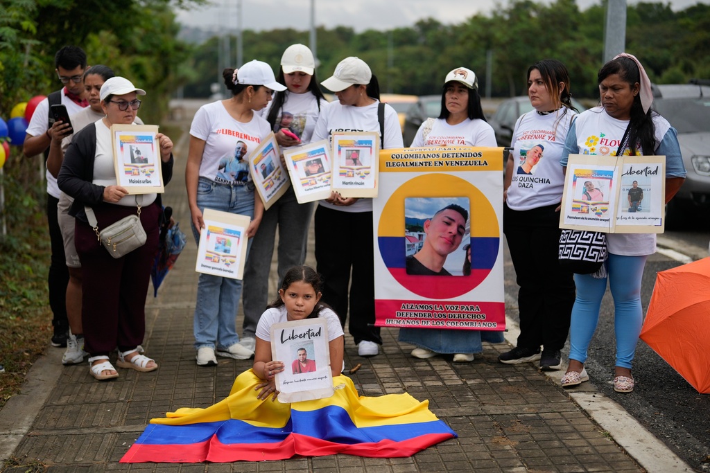 Relatives of Colombians imprisoned in Venezuela protest near the Atanasio Girardot Binational Bridge, calling for the release of their loved ones in Villa del Rosario, Colombia, Friday, March 13, 2026. (AP Photo/Fernando Vergara)