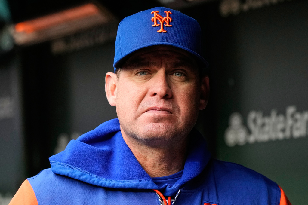 New York Mets manager Carlos Mendoza walks in the dugout before a baseball game against the Chicago Cubs in Chicago, Sunday, April 19, 2026. (AP Photo/Nam Y. Huh)