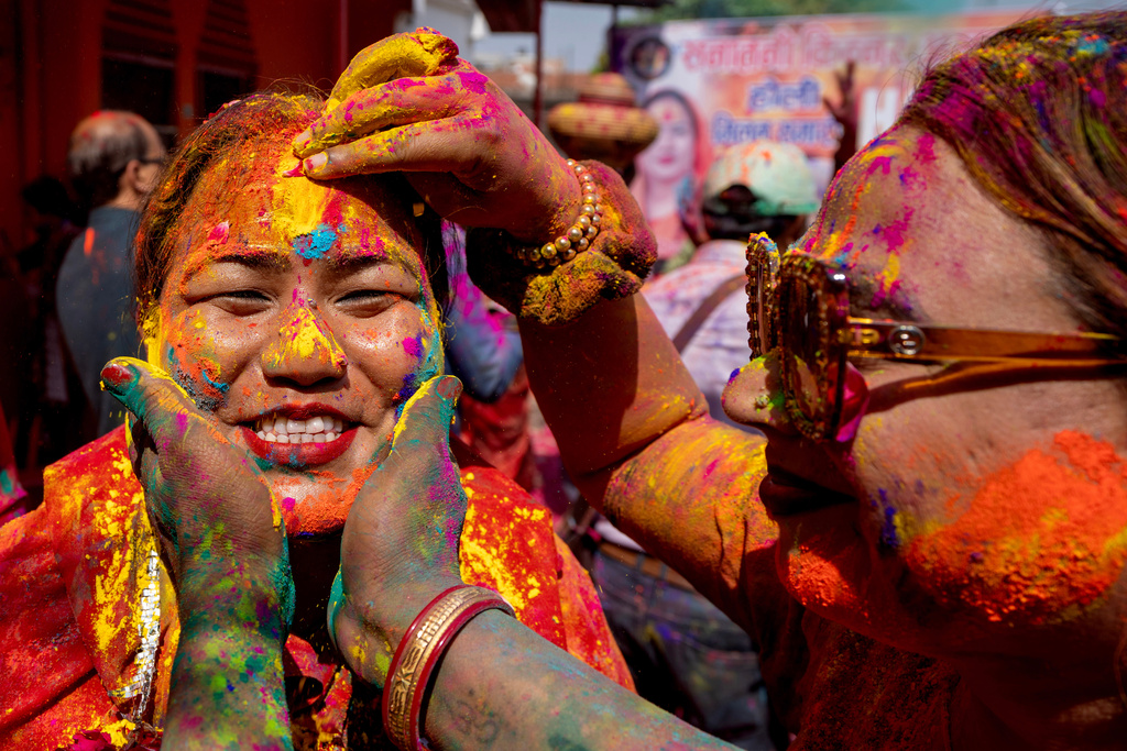 Third Gender members of Kinnar Akhara play with colored powder during celebrations marking Holi, the Hindu festival of colors, in Prayagraj, in the northern Indian state of Uttar Pradesh, India, Sunday, March 1, 2026. (AP Photo/Rajesh Kumar Singh)