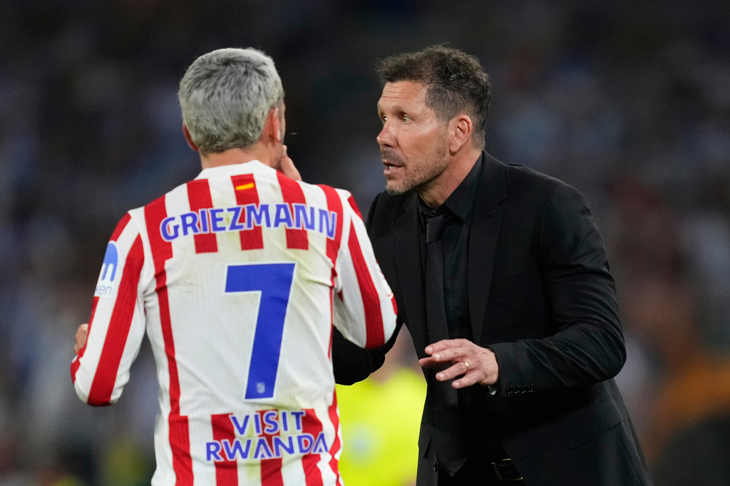 Atletico Madrid's head coach Diego Simeone, right, talks with Antoine Griezmann during the Copa del Rey final soccer match between Atletico Madrid and Real Sociedad in Seville, Spain, Saturday, April. 18, 2026. (AP Photo/Jose Breton)