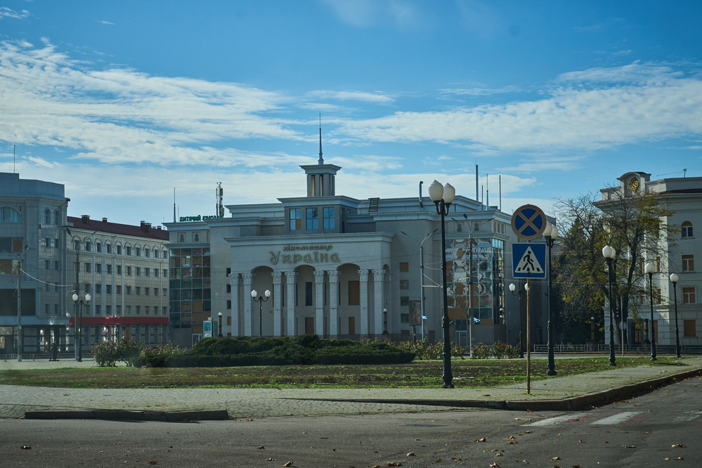 The city main square is seen deserted in the frontline city of Kherson, Southern Ukraine, Nov. 3, 2025. (AP Photo/Efrem Lukatsky)