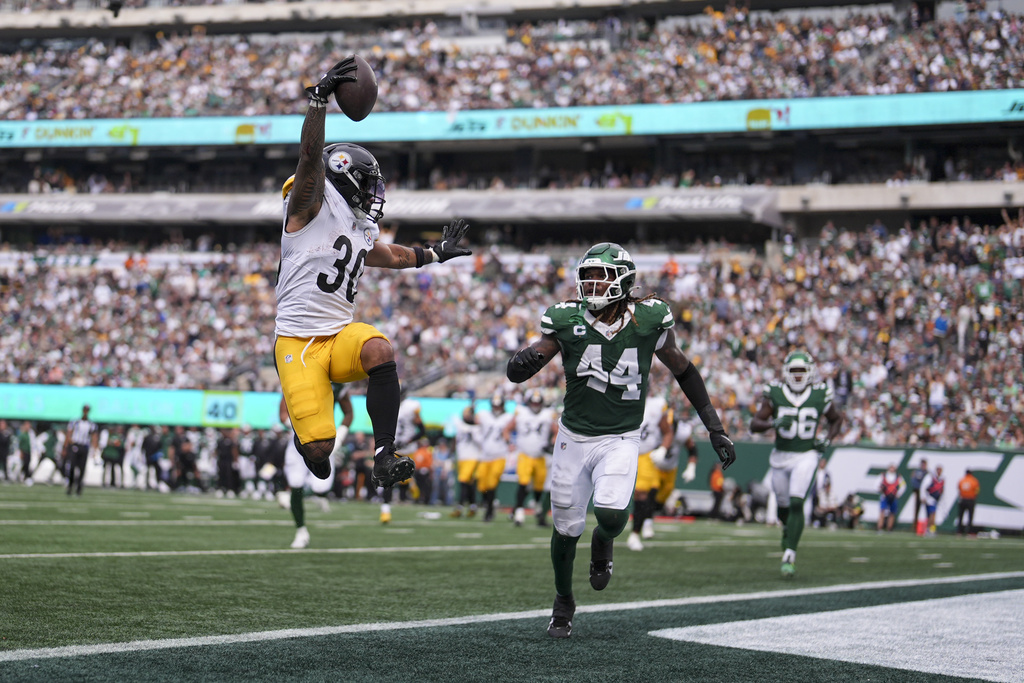 Pittsburgh Steelers running back Jaylen Warren (30) reacts after scoring a touchdown in front of New York Jets linebacker Jamien Sherwood (44) during the second half of an NFL football game Sunday, Sept. 7, 2025, in East Rutherford, N.J. (AP Photo/Matt Slocum)