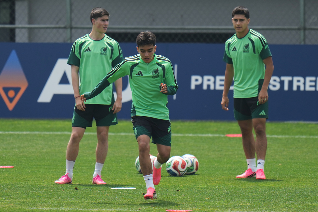 Mexico's Gilberto Mora, front, warms up during a training session ahead of the World Cup round of 16 soccer match against England in Mexico City, Saturday, July 4, 2026. (AP Photo/Eduardo Verdugo)