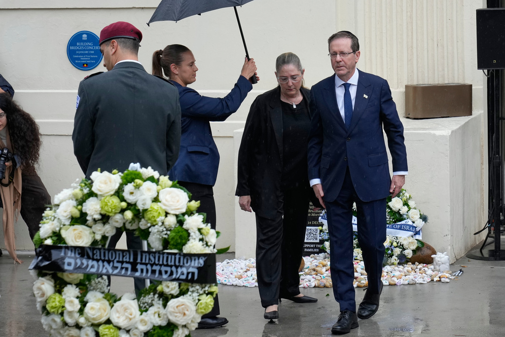 Israel's President Isaac Herzog, right, and his wife Michal Herzog, second right, visit Bondi Beach, where a mass shooting took place in Dec. 2025, in Sydney, Monday, Feb. 9, 2026. (AP Photo/Rick Rycroft)
