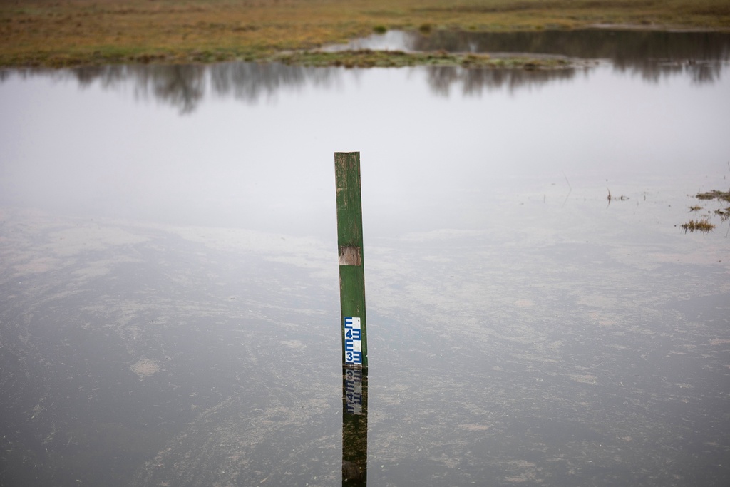 CORRECTS MONTH FROM JULY TO DECEMBER - A water gauge is visible in an artificial lake in Kiskunmajsa, Hungary, Dec. 12, 2025. (AP Photo/Denes Erdos)
