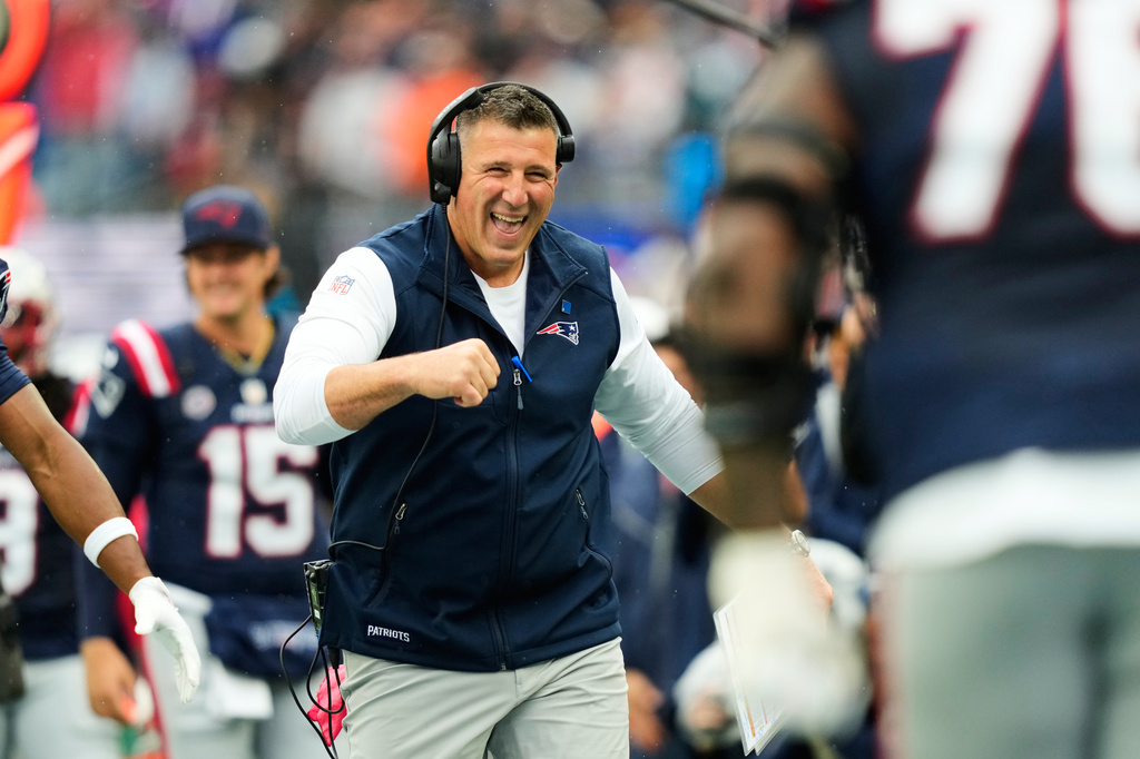 New England Patriots head coach Mike Vrabel celebrates with teammates after Treveyon Henderson scored a touchdown during the first half of an NFL football game against the Pittsburgh Steelers, Sunday, Sept. 20, 2026, in Foxboro, Mass. (AP Photo/Charles Krupa)