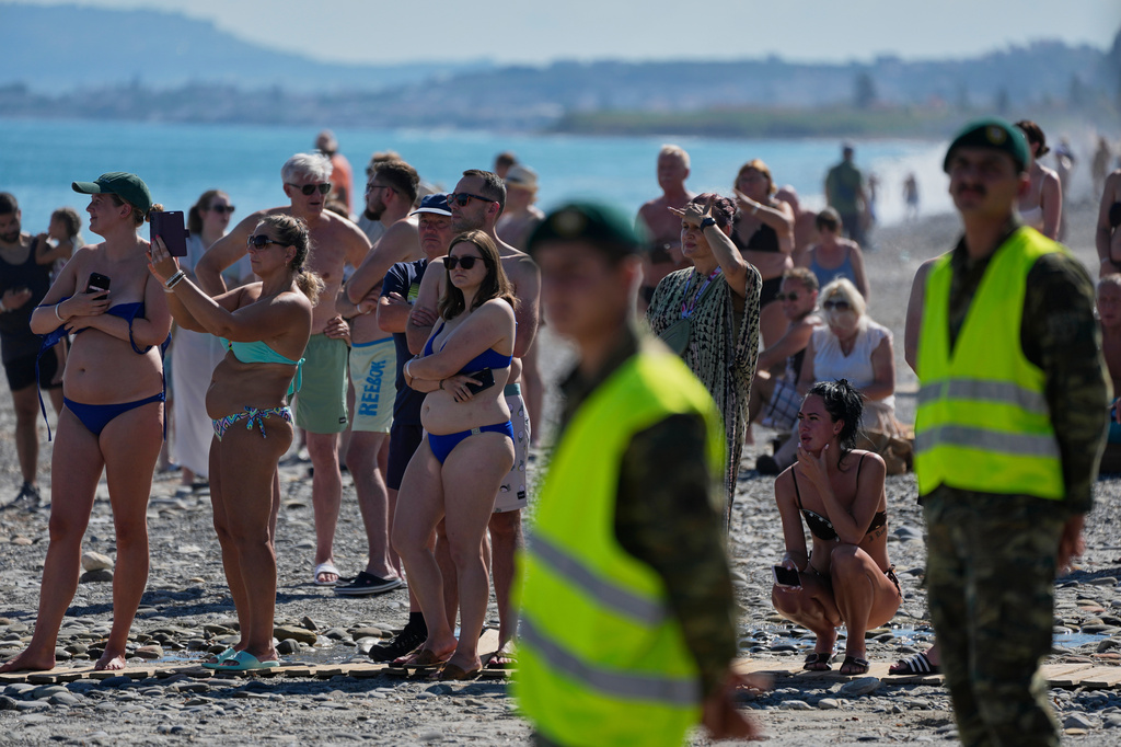 Tourists from nearby hotels watch Medusa 15, a multinational military exercise led by Greece and Egypt, at Maleme on the Greek island of Crete, Friday, Sept. 18, 2026. (AP Photo/Thanassis Stavrakis)