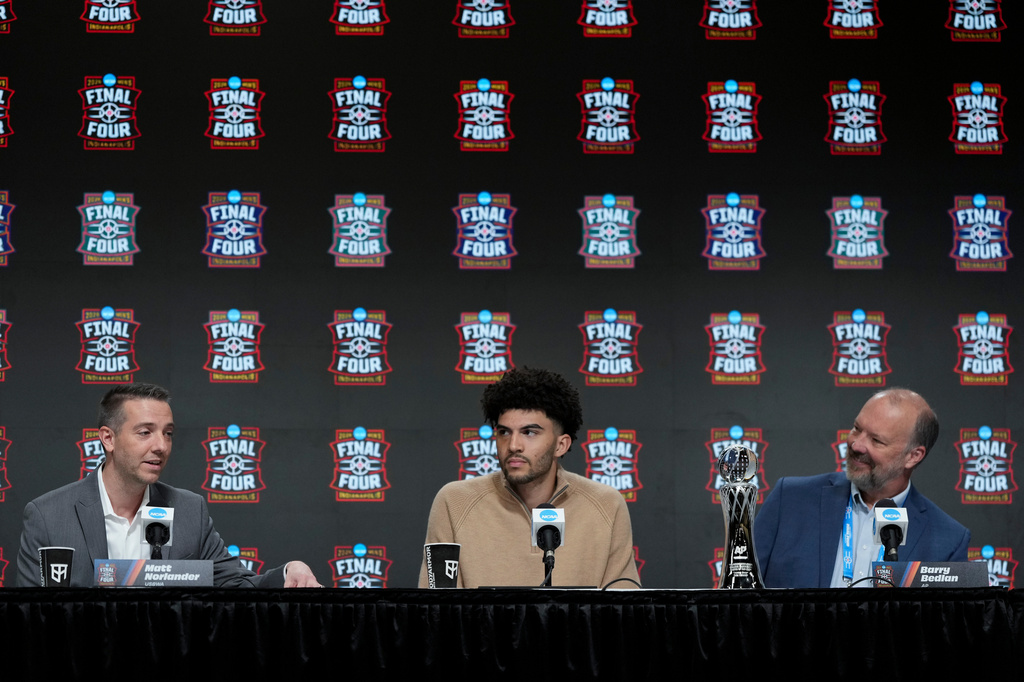 Associated Press Director of Global Text & Communication Production Barry Bedlan, right, and Duke forward Cameron Boozer listen as USBWA representative Matt Norlander, left, speaks after announcing the Oscar Robertson Player of the Year awarded by the Associated Press and the U.S. Basketball Writers Association during a news conference at the Final Four NCAA basketball tournament, Sunday, April 5, 2026, in Indianapolis. (AP Photo/Jeff Roberson)