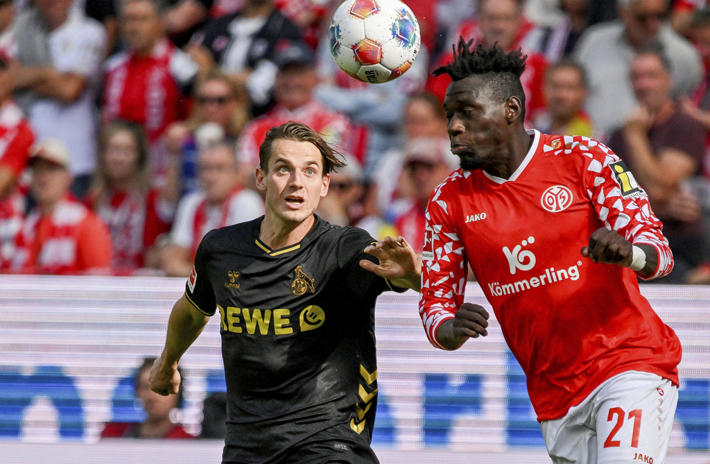 Mainz's Danny da Costa, right, plays against Cologne's Jakub Kaminski during the German Bundesliga soccer match between Mainz and Cologne at the Mewa Arena in Mainz, Germany, Sunday, Aug. 24, 2025. (Torsten Silz/dpa via AP)