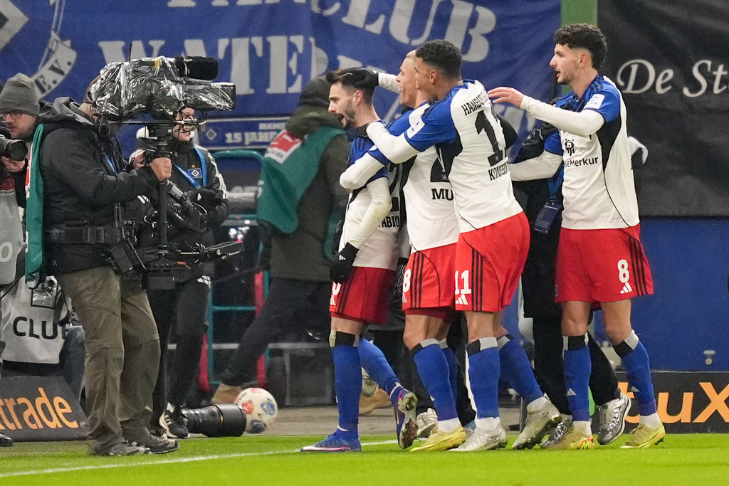 Hamburg's Fabio Vieira, center, celebrates after scoring the opening goal during the German Bundesliga soccer match between Hamburger SV and FC Bayern Munich in Hamburg, Germany, Saturday, Jan. 31, 2026. (Marcus Brandt/dpa via AP)