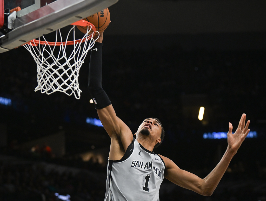 San Antonio Spurs forward Victor Wembanyama (1) dunks against the Washington Wizards during the second half of an NBA basketball game in San Antonio, Thursday, Dec. 18, 2025. (AP Photo/Billy Calzada)