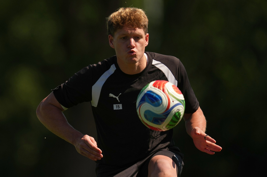 New Zealand's Nando Pijnaker works out during a training session on the eve of the team's FIFA World Cup soccer match against Egypt, Saturday, June 20, 2026, in Vancouver, British Columbia. (AP Photo/Abbie Parr)