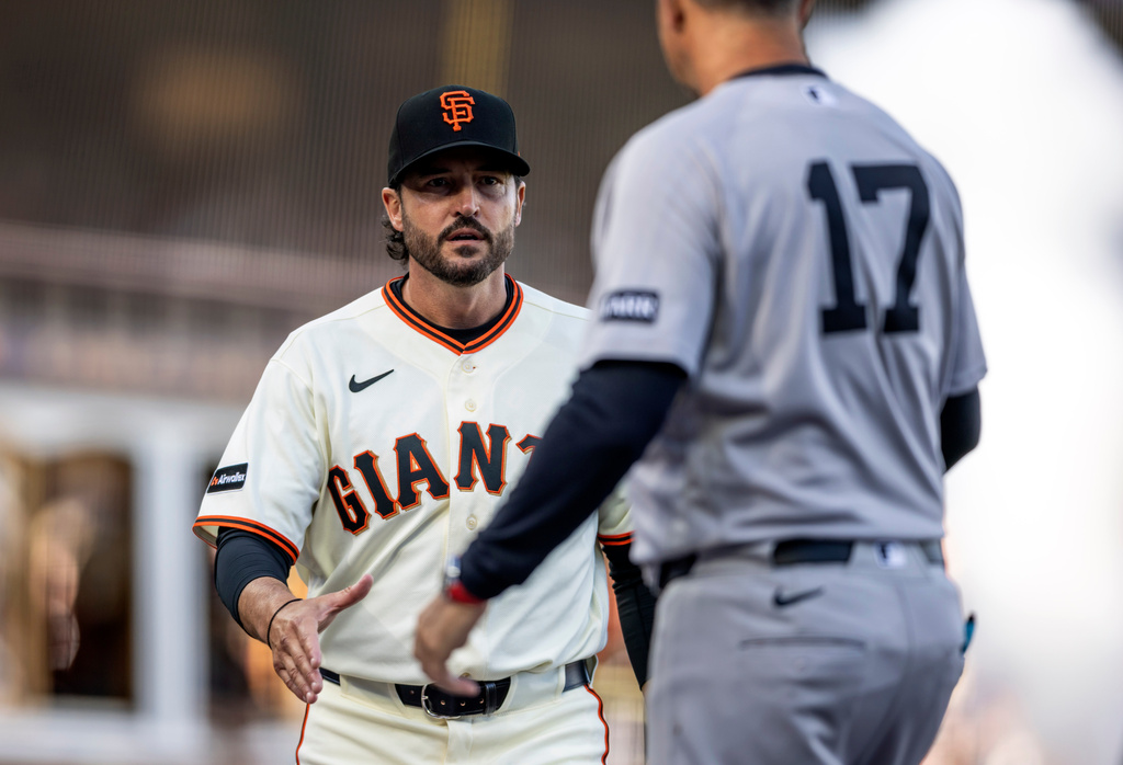 San Francisco Giants manager Tony Vitello reaches out to shake hands with Yankees manager Aaron Boone (17) during introductions before the San Francisco Giants played the New York Yankees in their 2026 Opening Day at Oracle Park in San Francisco, on Wednesday, March 25, 2026. (Santiago Mejia/San Francisco Chronicle via AP)