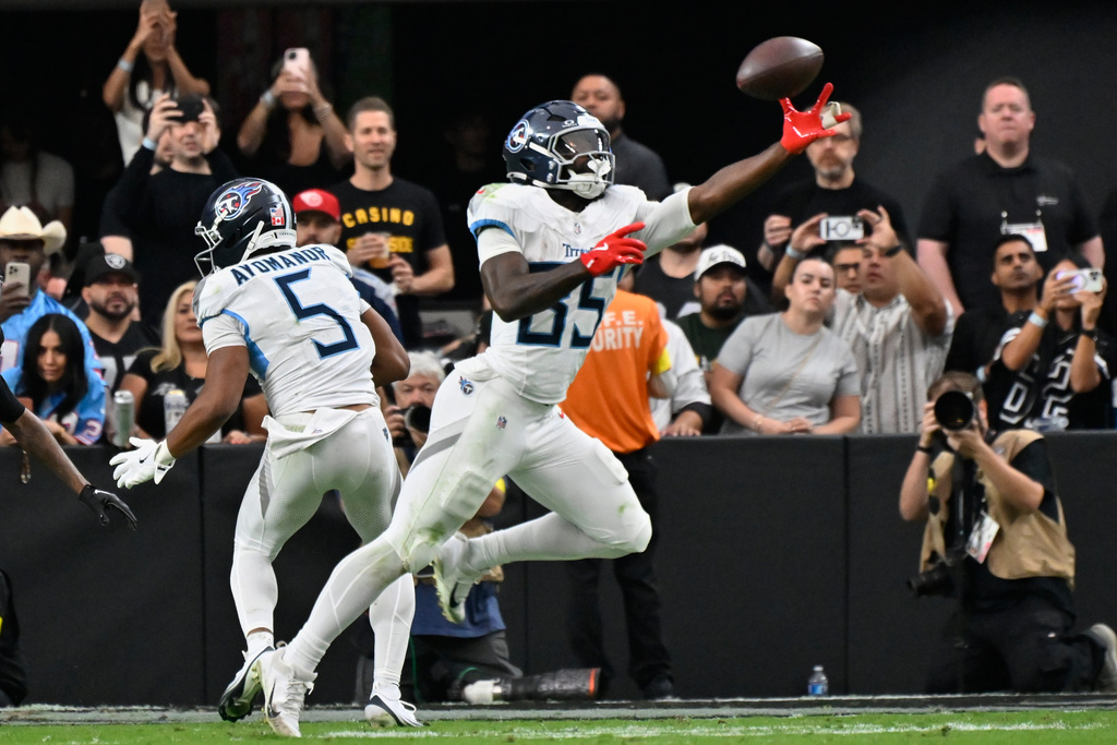 Tennessee Titans tight end Chig Okonkwo (85) makes a catch against the Las Vegas Raiders during the second half of an NFL football game, Sunday, Oct. 12, 2025, in Las Vegas. (AP Photo/David Becker)