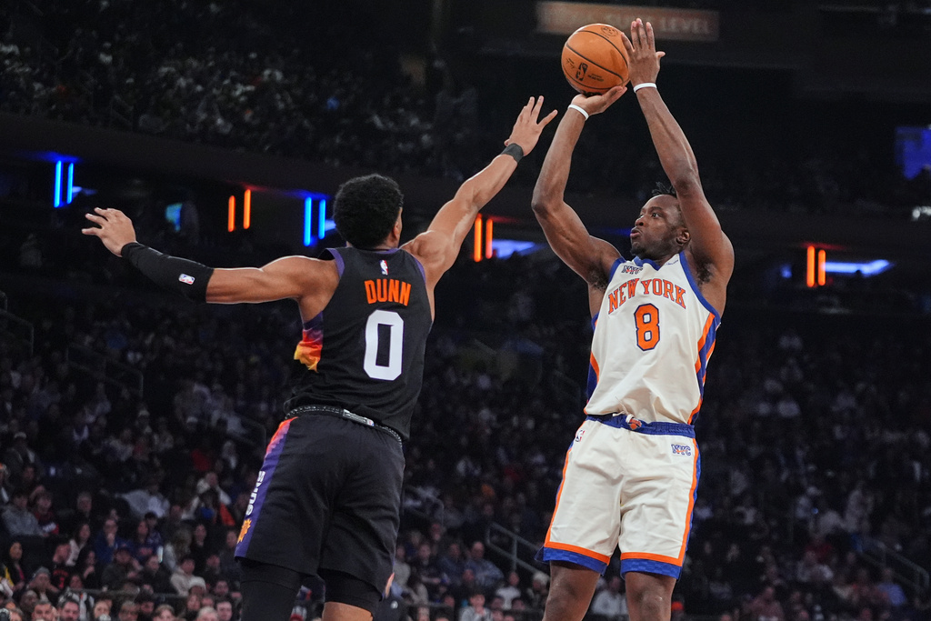 New York Knicks' OG Anunoby (8) shoots over Phoenix Suns' Ryan Dunn (0) during the first half of an NBA basketball game Saturday, Jan. 17, 2026, in New York. (AP Photo/Frank Franklin II)
