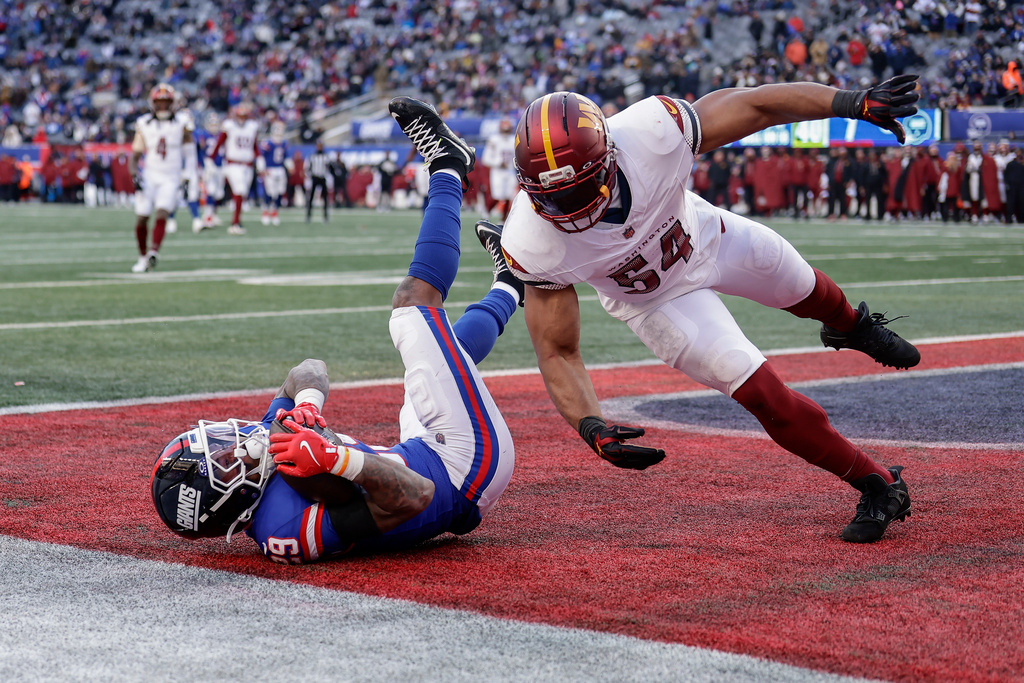 New York Giants running back Tyrone Tracy Jr. (29) catches a pass for a touchdown against Washington Commanders middle linebacker Bobby Wagner (54) during the third quarter of an NFL football game, Sunday, Dec. 14, 2025, in East Rutherford, N.J. (AP Photo/Adam Hunger)