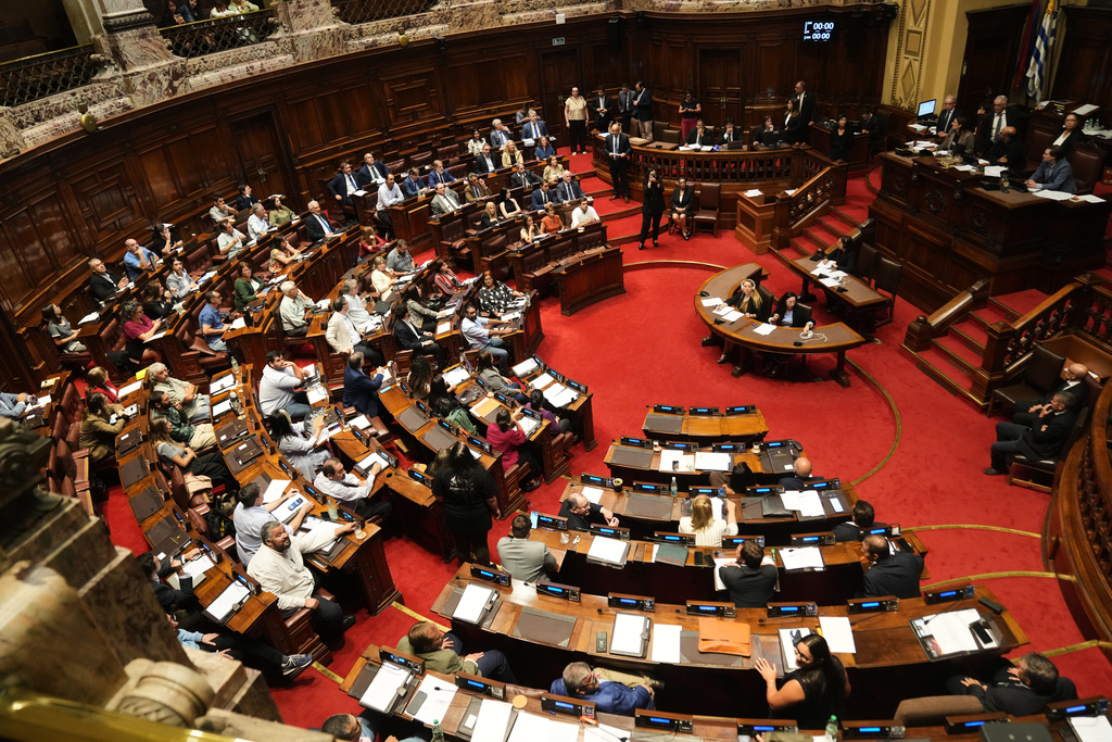 Representatives approve the EU–Mercosur agreement through electronic voting at Congress in Montevideo, Uruguay, Thursday, Feb. 26, 2026. (AP Photo/Matilde Campodonico)