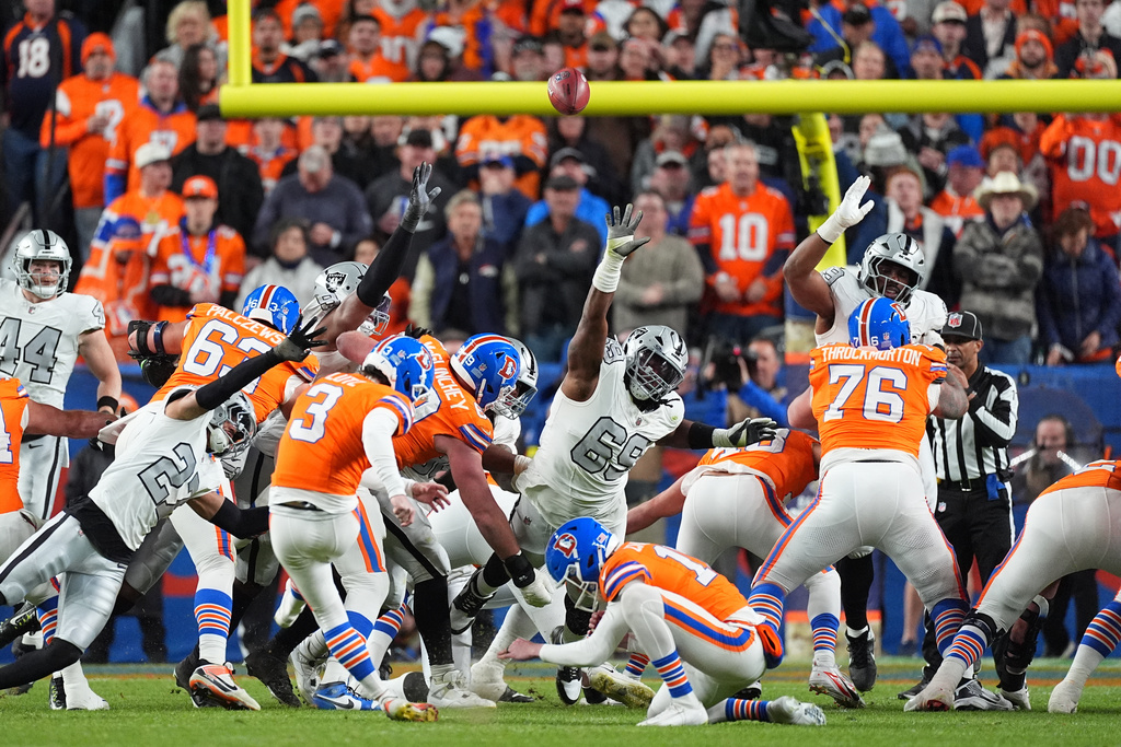 Denver Broncos kicker Wil Lutz (3) makes a 32-yard field goal during the second half of an NFL football game against the Las Vegas Raiders Thursday, Nov. 6, 2025, in Denver. (AP Photo/David Zalubowski)