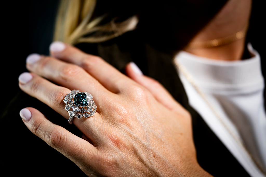 A Christie's employee displays "The Ocean Dream", the largest fancy vivid blue-green diamond, weighting 5.50 carats, estimated at 7,000,000 to 10,000,000 CHF during a preview at Christie's in Geneva, Switzerland, Thursday, May 7, 2026. (Jean-Christophe Bott/Keystone via AP)
