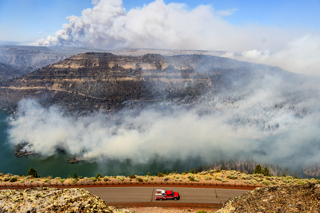 The Bench and Beachcomb fires burn on Saturday, July 25, 2026, in Jefferson County, Ore. (AP Photo/Noah Berger)