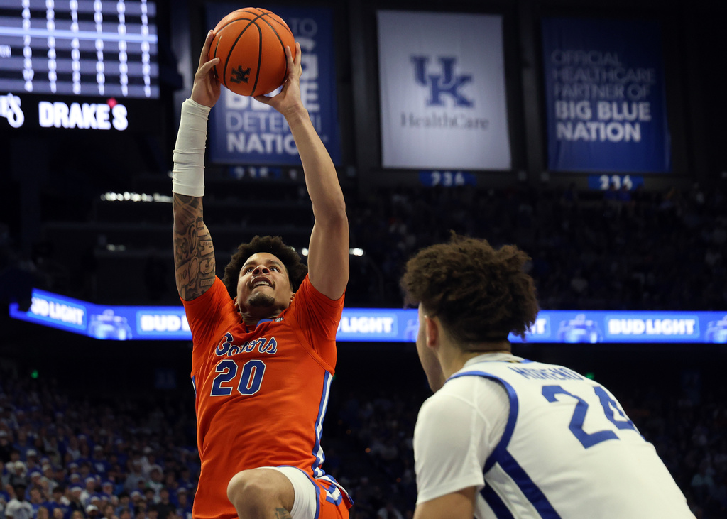 Florida's Isaiah Brown (20) looks to shoot near Kentucky's Malachi Moreno (24) during the second half of an NCAA college basketball game in Lexington, Ky., Saturday, March 7, 2026. (AP Photo/James Crisp)