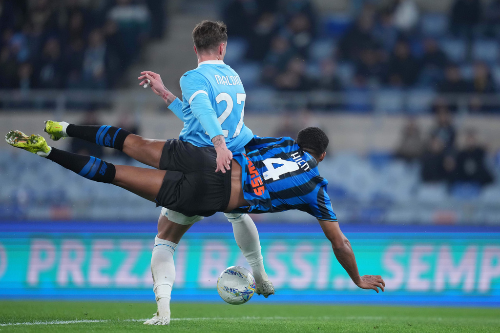 Lazio's Daniel Maldini, and Atalanta's Isak Hien, behind, fight for the ball during the Frecciarossa Italian Cup soccer match between Lazio and Atalanta in, Rome, Italy, Wednesday March 4, 2026. (Alfredo Falcone/LaPresse via AP)