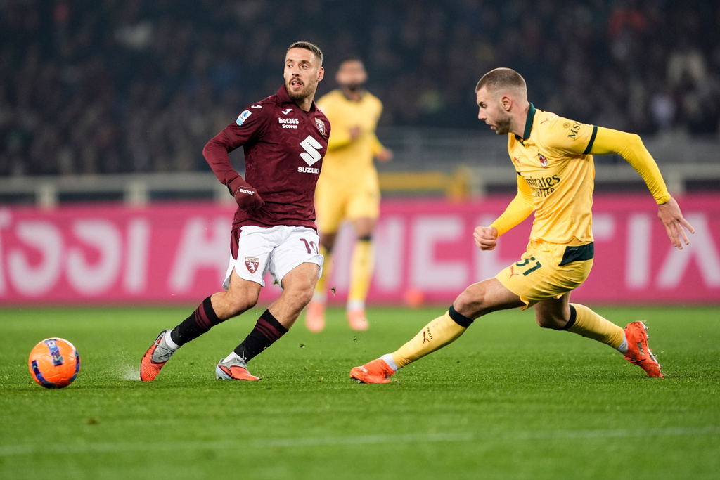 Torino's Nikola Vlasic fights for the ball with AC Milan's Strahinja Pavlovic during the Serie A soccer match between Torino FC and Milan in Turin, Italy, Monday, Dec. 8, 2025. (Fabio Ferrari/LaPresse via AP)