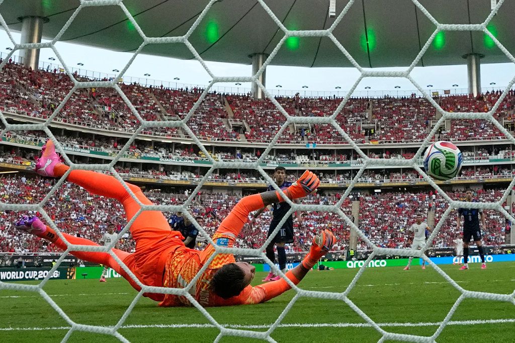Uruguay goalkeeper Fernando Muslera (23) is beaten by a shot from Spain's Alex Baena (15) for the opining goal during the World Cup Group H soccer match between Uruguay and Spain in Zapopan, near Guadalajara, Mexico, Friday, June 26, 2026. (AP Photo/Natacha Pisarenko )
