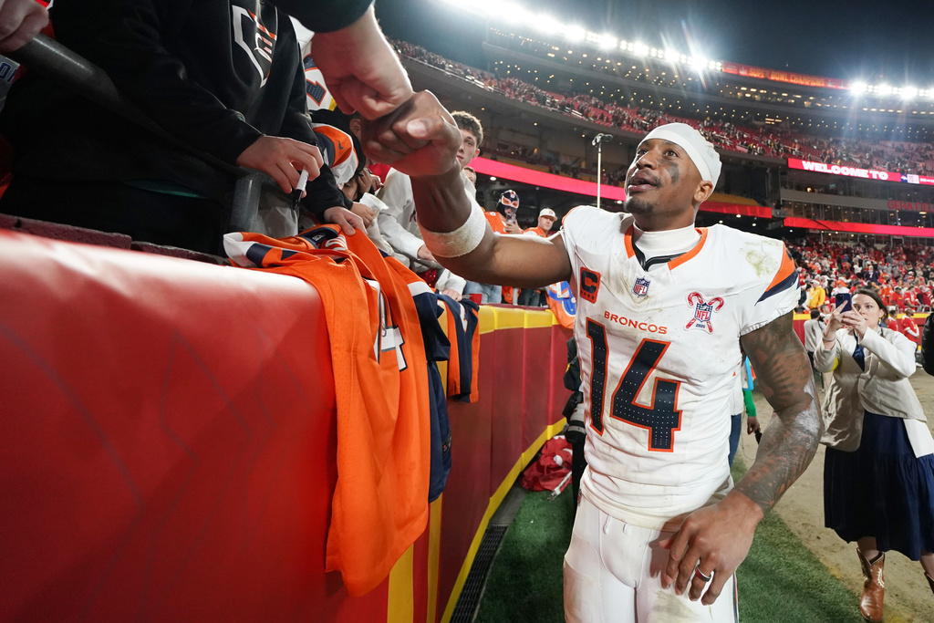 Denver Broncos wide receiver Courtland Sutton talks to supporters following an NFL football game against the Kansas City Chiefs Thursday, Dec. 25, 2025, in Kansas City. (AP Photo/Ed Zurga)