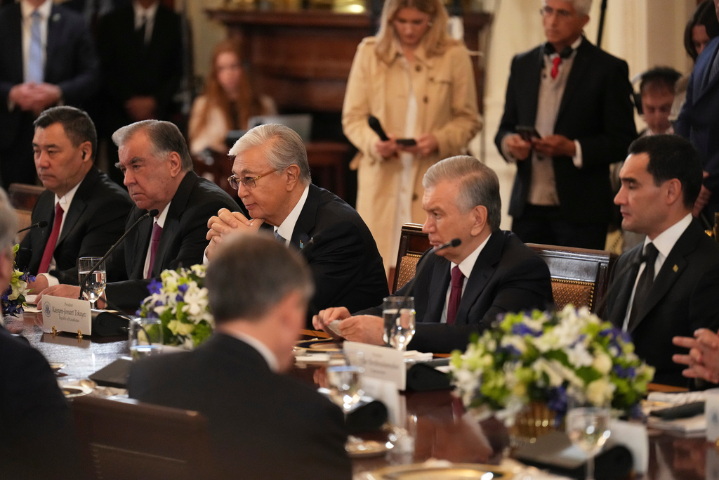 Kyrgyzstan's President Sadyr Japarov, from left, Tajikistan's President Emomali Rahmon, Kazakhstan's President Kassym-Jomart Tokayev, Uzbekistan's President Shavkat Mirziyoyev and Turkmenistan's President Serdar Berdimuhamedov attend a dinner with leaders from countries in Central Asia and President Donald Trump, Thursday, Nov. 6, 2025, in the East Room of the White House in Washington. (AP Photo/Jacquelyn Martin)