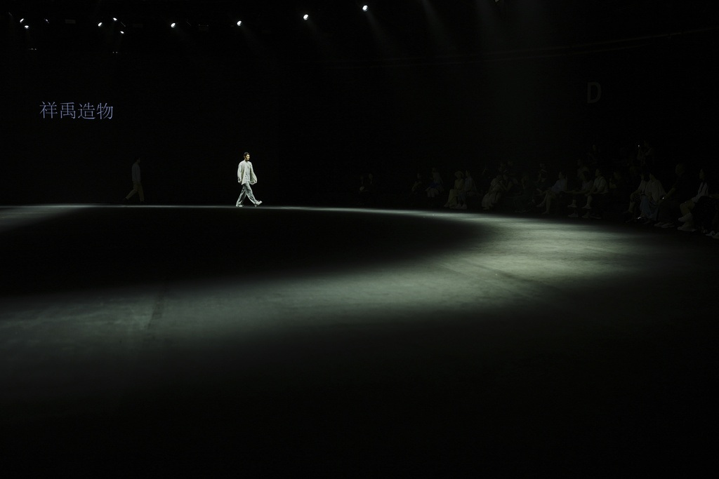 A model presents a Xiangyuzaowu creation by Xiangyu Kong during the SS2026 China Fashion Week in Beijing, Monday, Sept. 8, 2025. (AP Photo/Andy Wong)