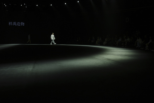 A model presents a Xiangyuzaowu creation by Xiangyu Kong during the SS2026 China Fashion Week in Beijing, Monday, Sept. 8, 2025. (AP Photo/Andy Wong) A model presents a Xiangyuzaowu creation by Xiangyu Kong during the SS2026 China Fashion Week in Beijing, Monday, Sept. 8, 2025. (AP Photo/Andy Wong)