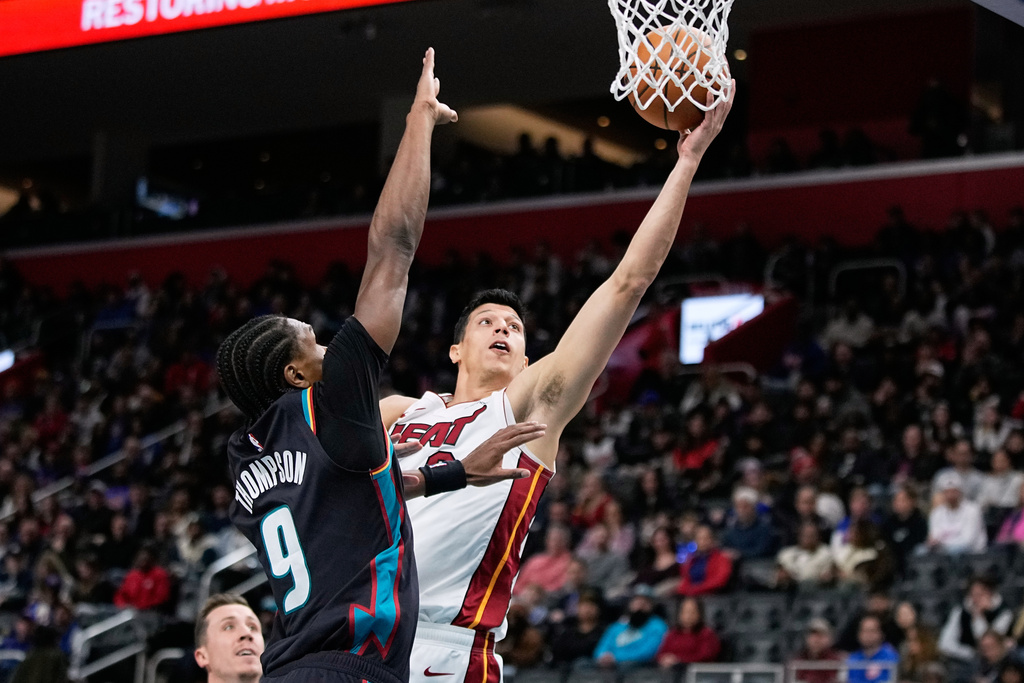 Miami Heat forward Simone Fontecchio, right, shoots against Detroit Pistons guard Ausar Thompson during the first half of an NBA basketball game, Thursday, Jan. 1, 2026, in Detroit. (AP Photo/Ryan Sun)