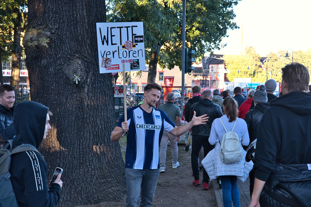 Thomas Melchior, who was addicted to sports gambling, wears a Hertha Berlin jersey to get Union Berlin fans’ attention as he tries to talk to them about sports betting in Köpenick, Berlin, Sunday, Sept. 28, 2025. (AP Photo/Ciaran Fahey)