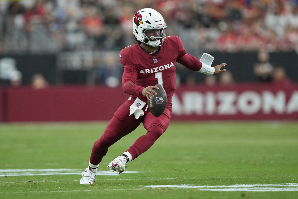 Arizona Cardinals quarterback Kyler Murray (1) scrambles against the Kansas City Chiefs during the first half of an NFL preseason football game, Saturday, Aug. 9, 2025, in Glendale. (AP Photo/Doug Benc)