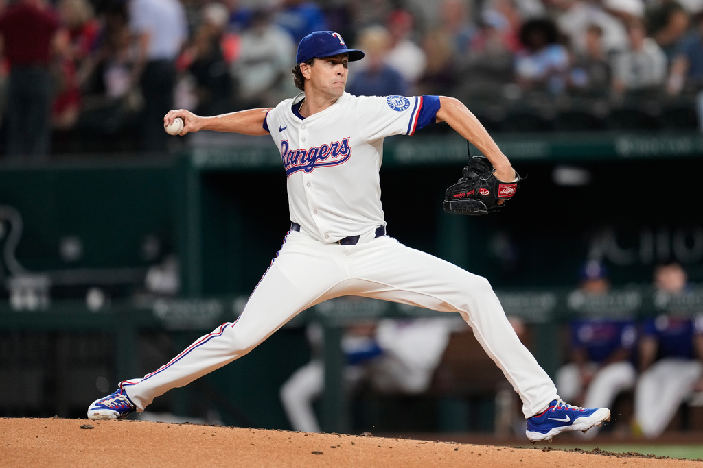 Texas Rangers starting pitcher Jacob deGrom throws to the Minnesota Twins in the third inning of a baseball game Wednesday, Sept. 24, 2025, in Arlington, Texas. (AP Photo/Tony Gutierrez)